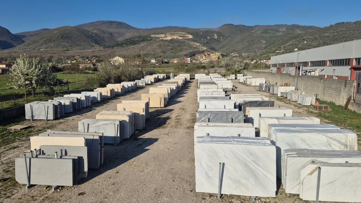 Piazzale Caldarola Marmi a Sala Consilina (Salerno) con lastre e blocchi di marmo